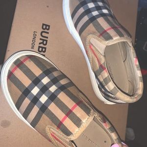 Little girl Burberry shoes size 29( 11.5 )
